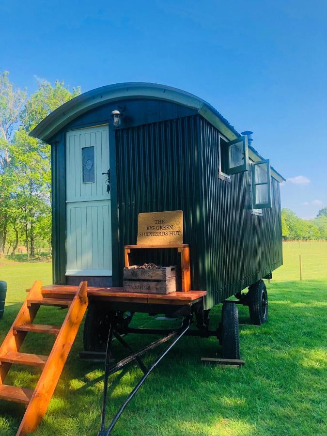 The Big Green Shepherds Hut Charlwood Exteriör bild