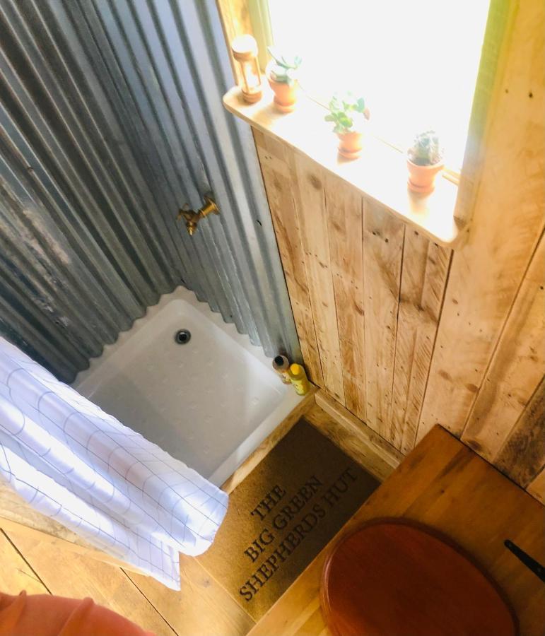 The Big Green Shepherds Hut Charlwood Exteriör bild