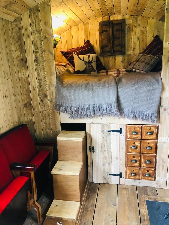 The Big Green Shepherds Hut Charlwood Exteriör bild