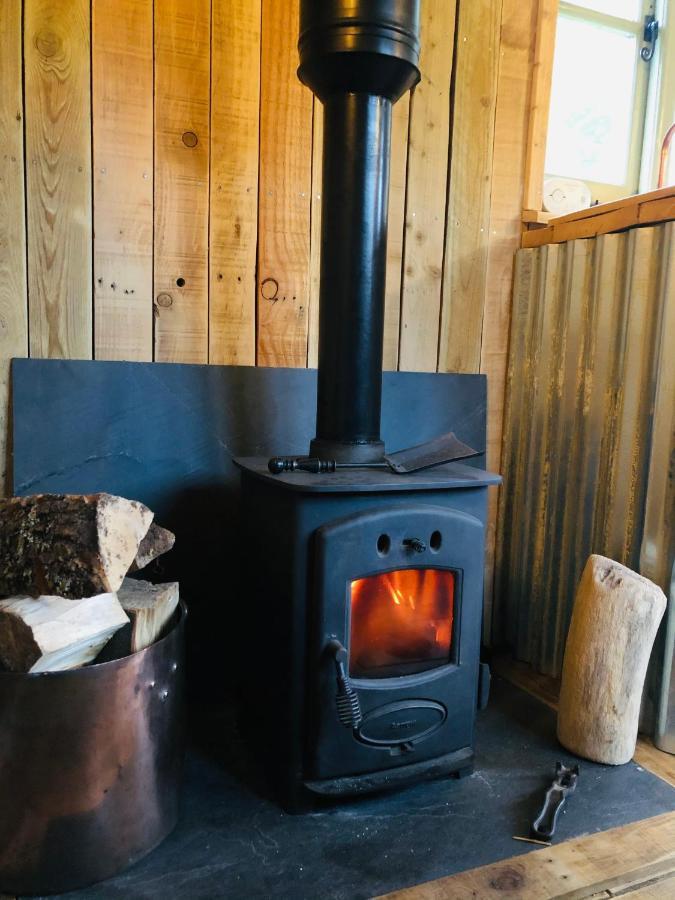 The Big Green Shepherds Hut Charlwood Exteriör bild