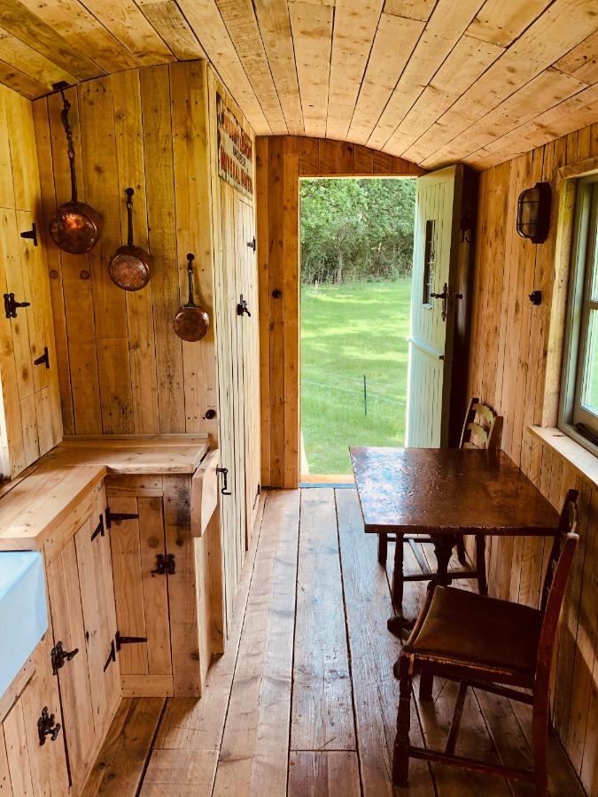 The Big Green Shepherds Hut Charlwood Exteriör bild