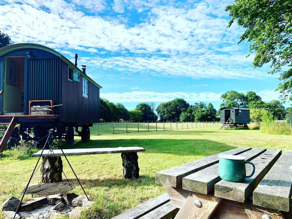The Big Green Shepherds Hut Charlwood Exteriör bild